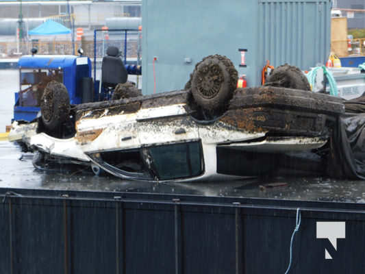 Car pulled from harbour (2)