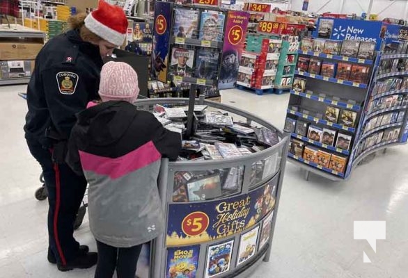 Shop With A Cop December 18, 20220749