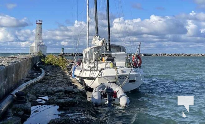 High Winds Drag Anchor Sailboat in Cobourg Harbour August 18, 20231086