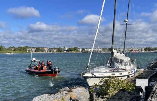 High Winds Drag Anchor Sailboat in Cobourg Harbour August 18, 20231088