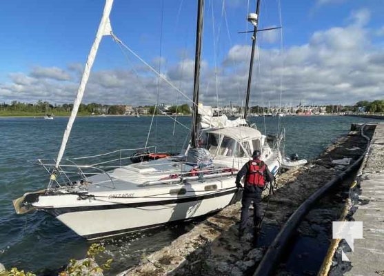 High Winds Drag Anchor Sailboat in Cobourg Harbour August 18, 20231089