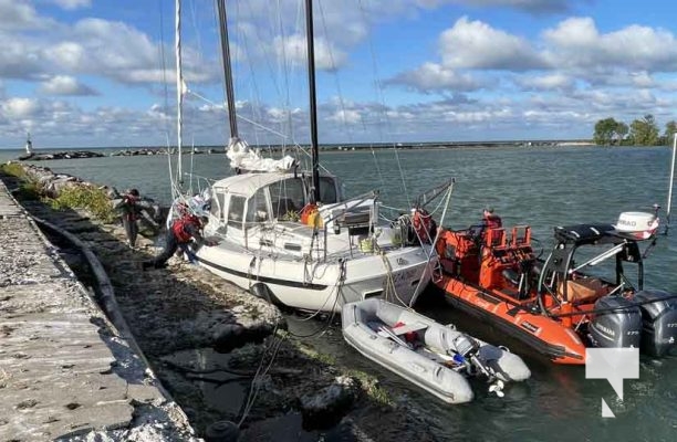 High Winds Drag Anchor Sailboat in Cobourg Harbour August 18, 20231090