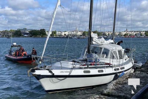 High Winds Drag Anchor Sailboat in Cobourg Harbour August 18, 20231092