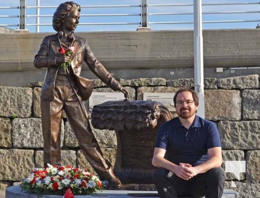 Tyler Fauvelle with ‘Make Waves’ Monument_Farsund_Norway_tylerfauvelle