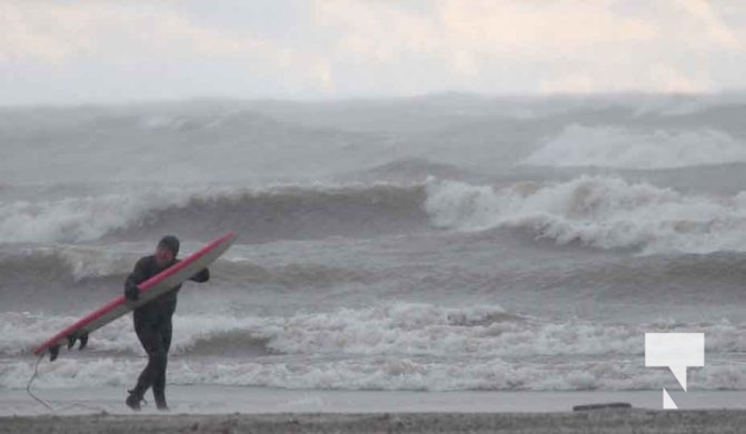 November 27, 2025 Surfing waves 3056