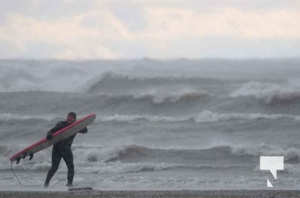 November 27, 2025 Surfing waves 3057