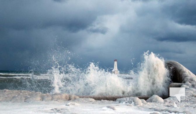 January 19, 2026 Waves Cobourg Pier4557