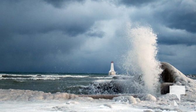 January 19, 2026 Waves Cobourg Pier4558
