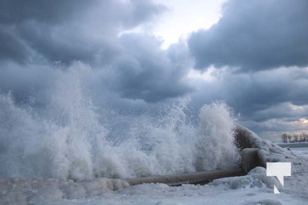 January 19, 2026 Waves Cobourg Pier4559