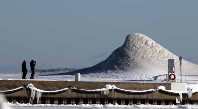 February 1, 2026 Sunset Swans Icicles Moon 4943