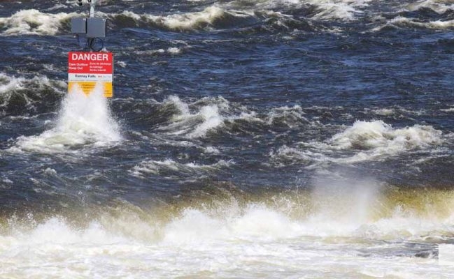 April 17, 2026 Trent Severn Campbellford Splashing Water0995