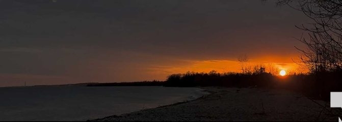 April 21, 2026 Sunset Cobourg Beach1179